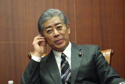 日本防衛大臣岩屋毅16日在華府表示，希望台海兩岸關 係能透過和平的決議、討論及行動解決，日本與美國一 樣，支持兩岸間任何的和平行動。 圖：中央社