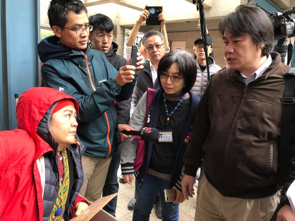 今(17)天是原住民族轉型正義小教室露宿凱道及二二八和平公園的第694天。但在寒流來襲中，台北市警局再次發出公文警告，將於1/22強制拆除凱道駐地。 圖：擷自「一起陪原住民族劃出回家的路」臉書