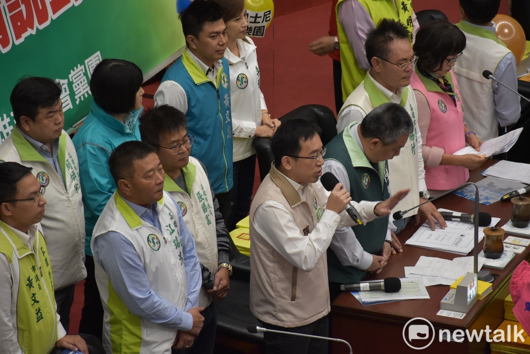 前總統陳水扁之子，民進黨高雄市議員陳致中質詢市長韓國瑜。 圖：孫家銘／攝