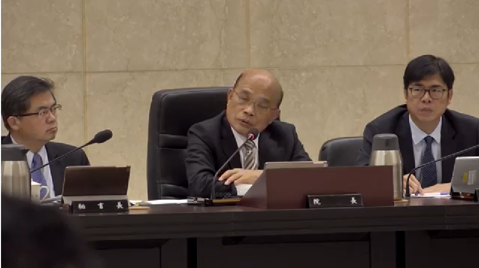 行政院長蘇貞昌（中）今（17）天在院會聽取衛生福利部臨時動議「近日多起重大兒虐事件策進作為」報告後提示。 圖：擷自政院提供影片