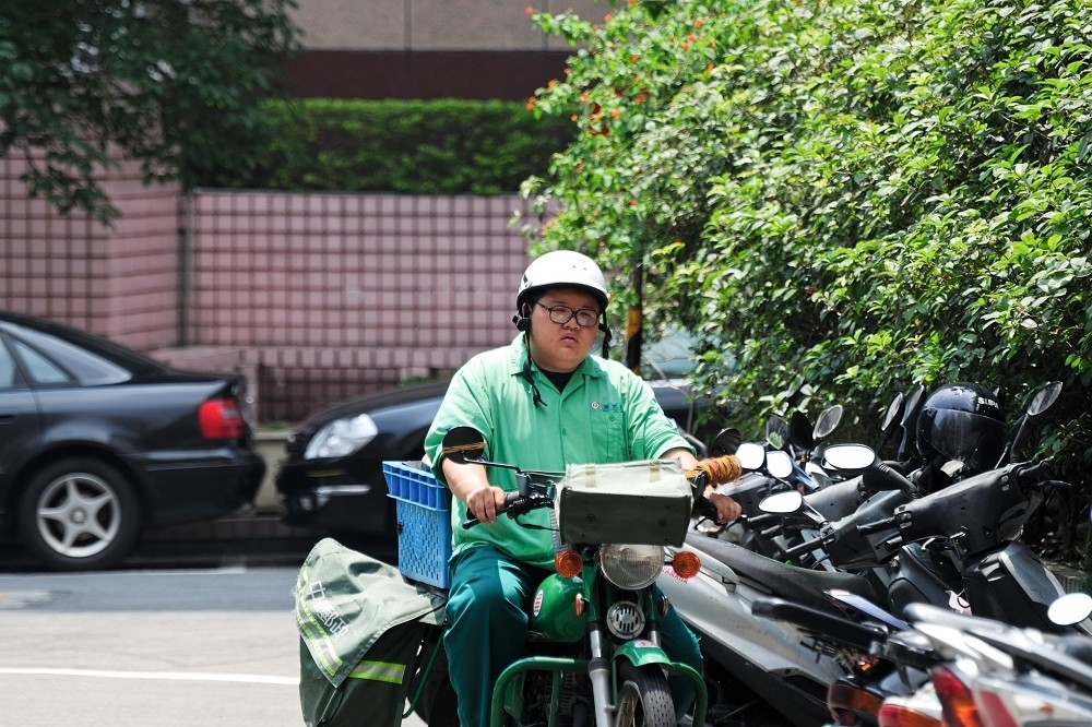 中華郵政宣布春節連假首日快捷、包裹、限時及普通郵件正常投遞，引發基層員工不滿。 圖：翻攝郵差權益全台連線臉書
