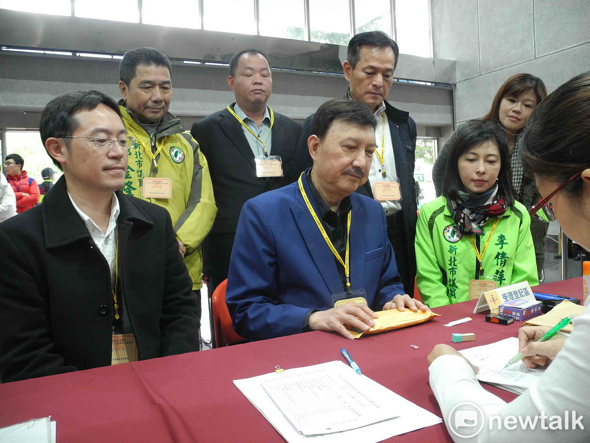 民進黨新北市黨部主委余天由市議員、市黨部人員陪同，登記三重立委補選。 圖：王峻昌/攝