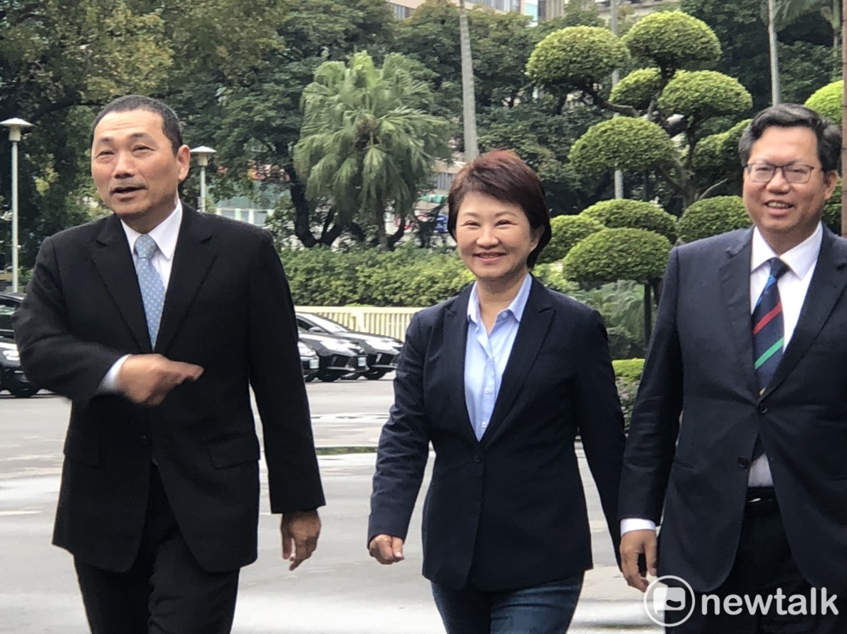 今（17）日的行政院會結束後，新北市長侯友宜（左）、台中市長盧秀燕（中）、桃園市長鄭文燦（右）3人一起出面受訪。 圖：謝莉慧/攝