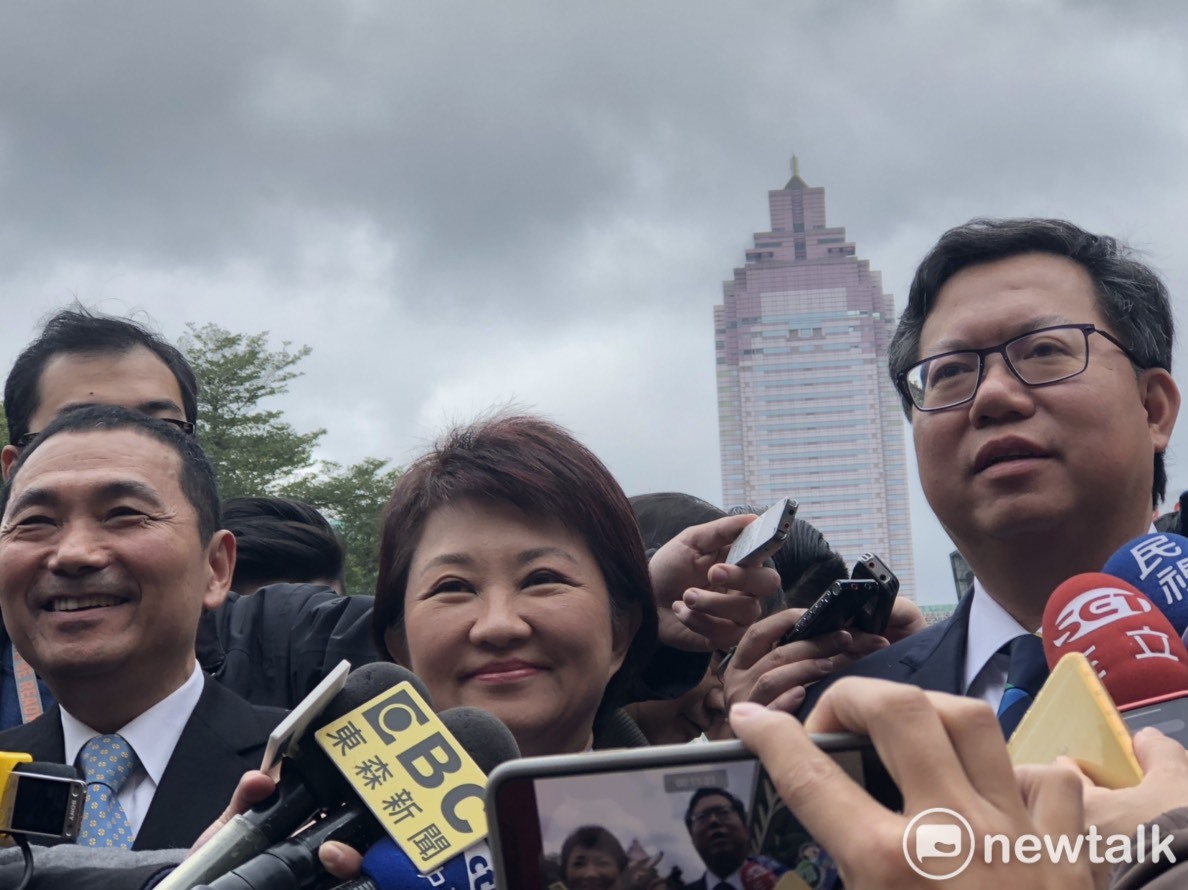新北市長侯友宜、桃園市長鄭文燦和台中市長盧秀燕3人今天都列席行政院會，會後3名市長從政院大門出來，步行至媒體區接受記者訪問。 圖：謝莉慧/攝
