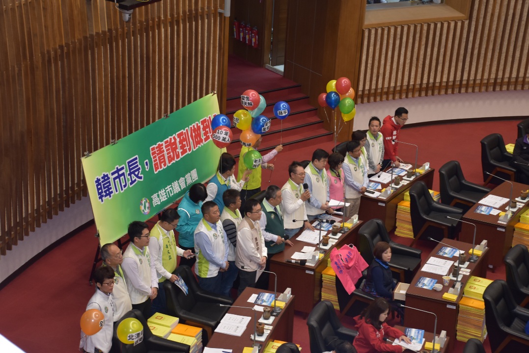 民進黨輪番砲轟韓國瑜政見澎風。 圖：孫家銘／攝