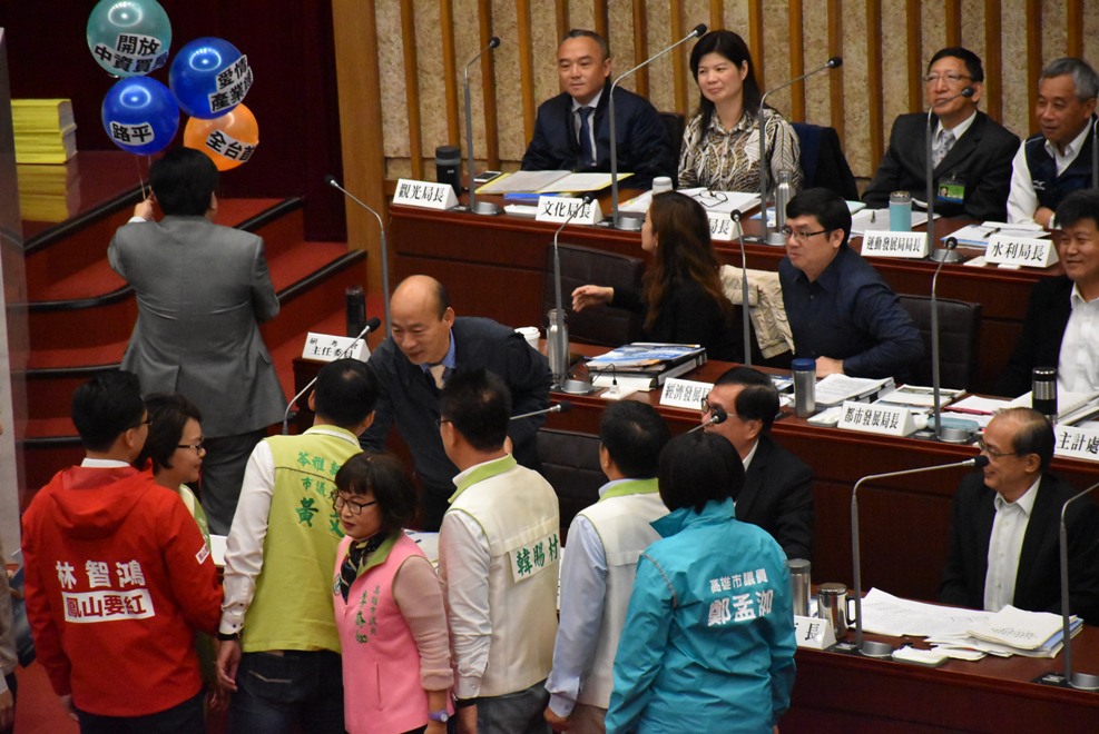 民進黨團將剩下的四個氣球送給韓國瑜。 圖：孫家銘／攝
