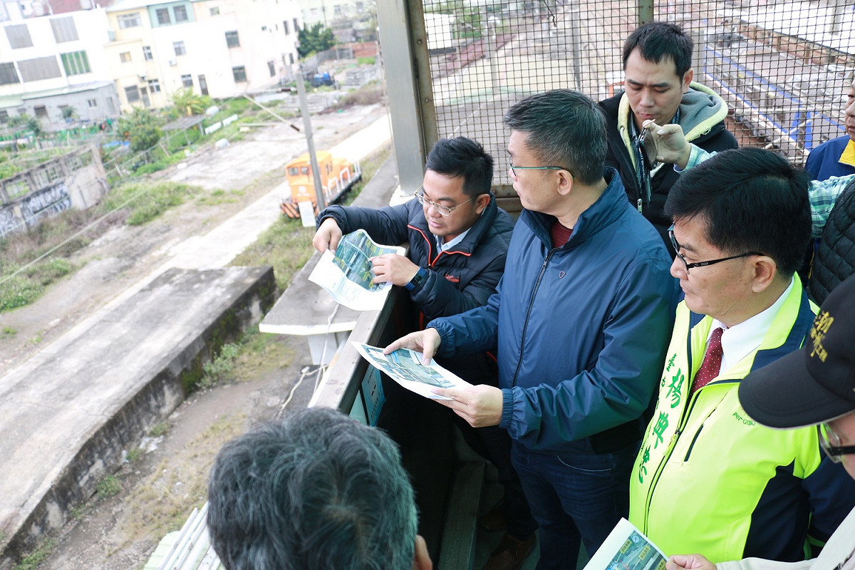 蔡其昌到清水火車站會勘跨站天橋，希望新市府能支持此案，勿讓清水人失望。 圖 : 蔡其昌服務處/提供