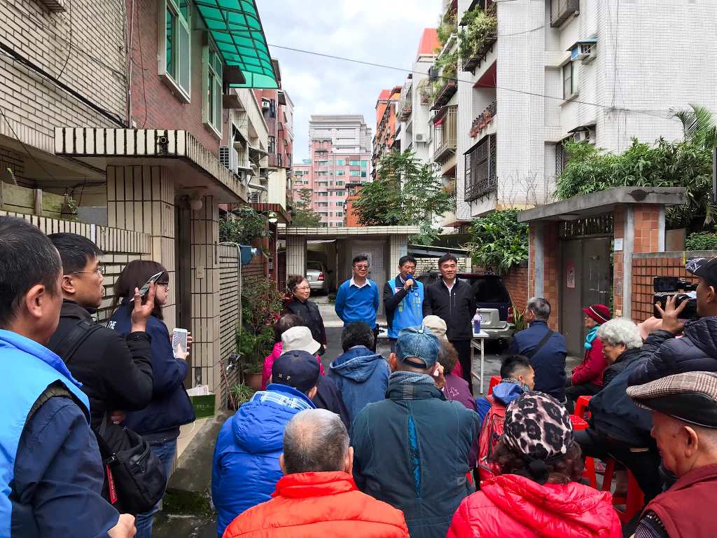 國民黨立委補選候選人陳炳甫在國民黨副主席郝龍斌陪同下到北市忠孝新村拜票尋求支持。 取自陳炳甫臉書