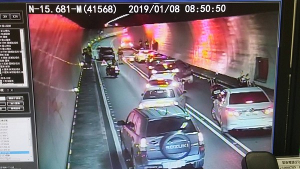 今年1月8日國5北向15.6K自小客車火燒車，造成雪隧回堵4.5公里。
 圖：高公局/提供