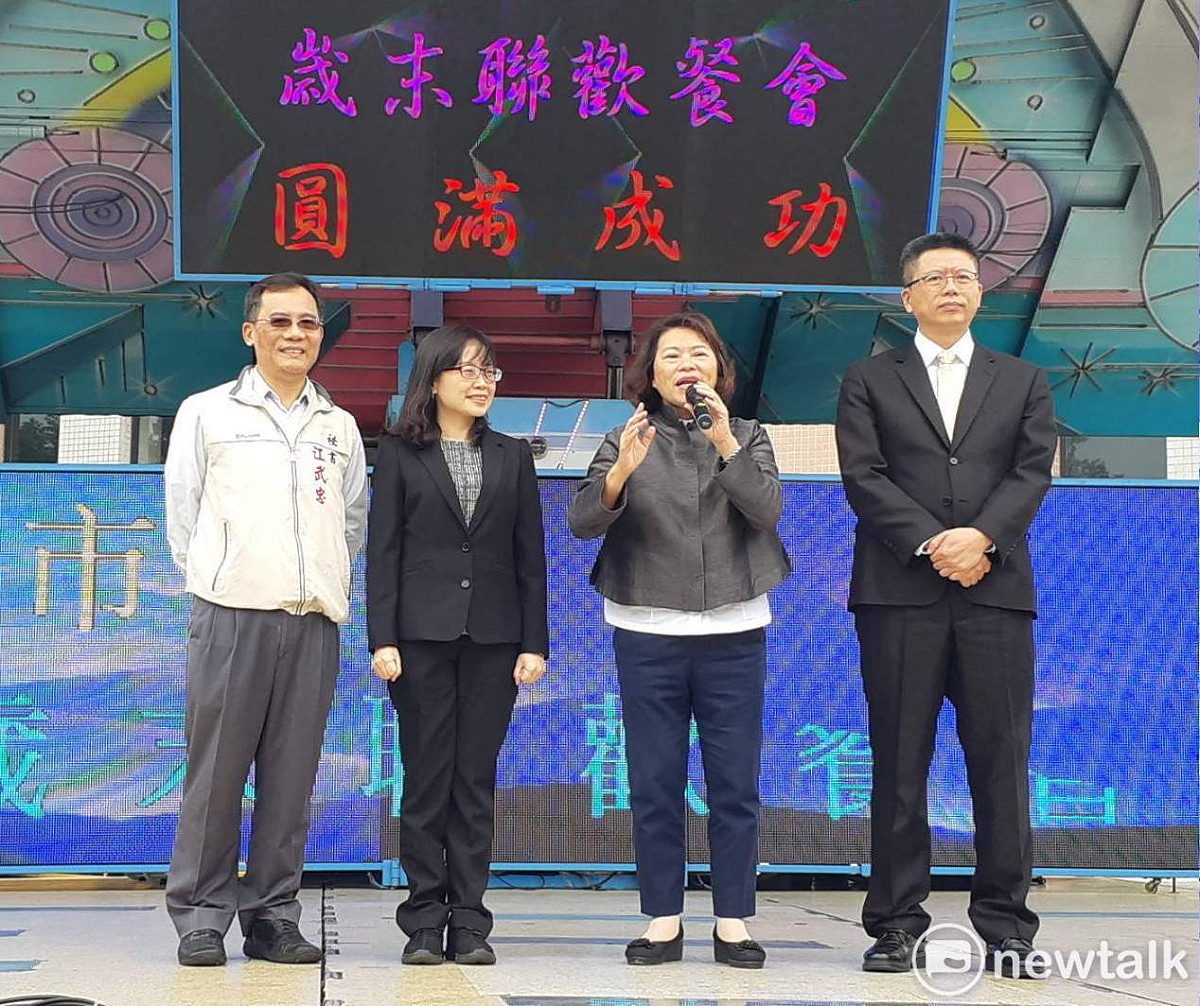 嘉義市長黃敏惠在尾牙宴上宣佈擢升環保局秘書江武忠（左一）為環保局副局長，左二為新科環保局蕭令宜，右一為新科市府秘書長林建宏。 圖：蔡坤龍/攝