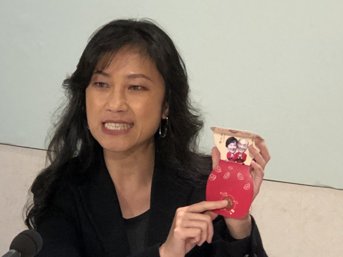 行政院發言人Kolas Yotaka（谷辣斯・尤達卡）展示新任閣揆蘇貞昌的農曆春節1元紅包。 圖 : 行政院/提供