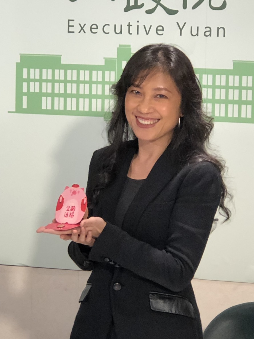 行政院發言人Kolas Yotaka（谷辣斯・尤達卡）展示新任閣揆蘇貞昌的農曆春節1元紅包。 圖 : 行政院/提供