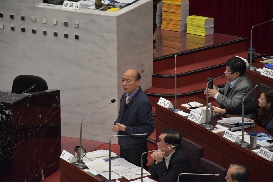 韓國瑜面民進黨團群攻有些招架乏力。 圖：孫家銘／攝