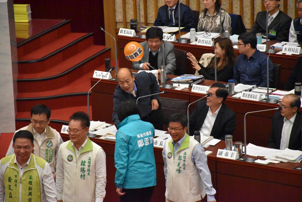 民進黨團送完氣球後揚長而去。 圖：孫家銘／攝