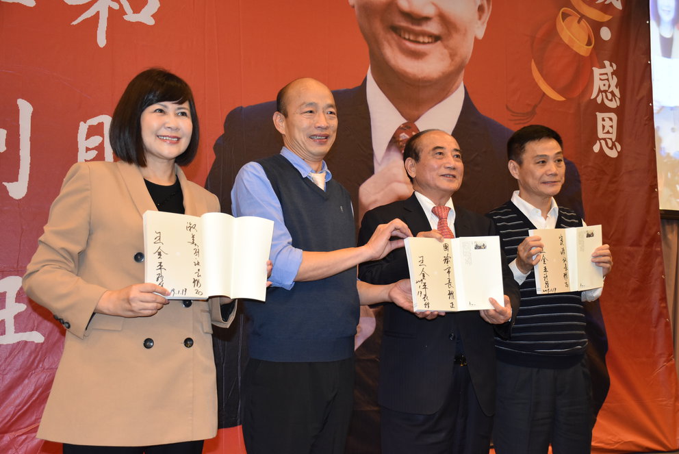 王金平(右二)將簽名自傳送給韓國瑜(左二)、議長許崑源(右一)及副議長陸淑美。 圖：孫家銘／攝