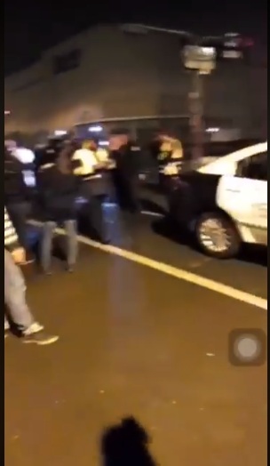 台南1歲女童遭凌虐致死案，數百民眾聚集在台南地檢署前，要「堵」4名涉案男女出氣。警方出動人力壓制，卻遭民眾開直播狂喊「警察打人」。 圖：翻攝網路直播畫面