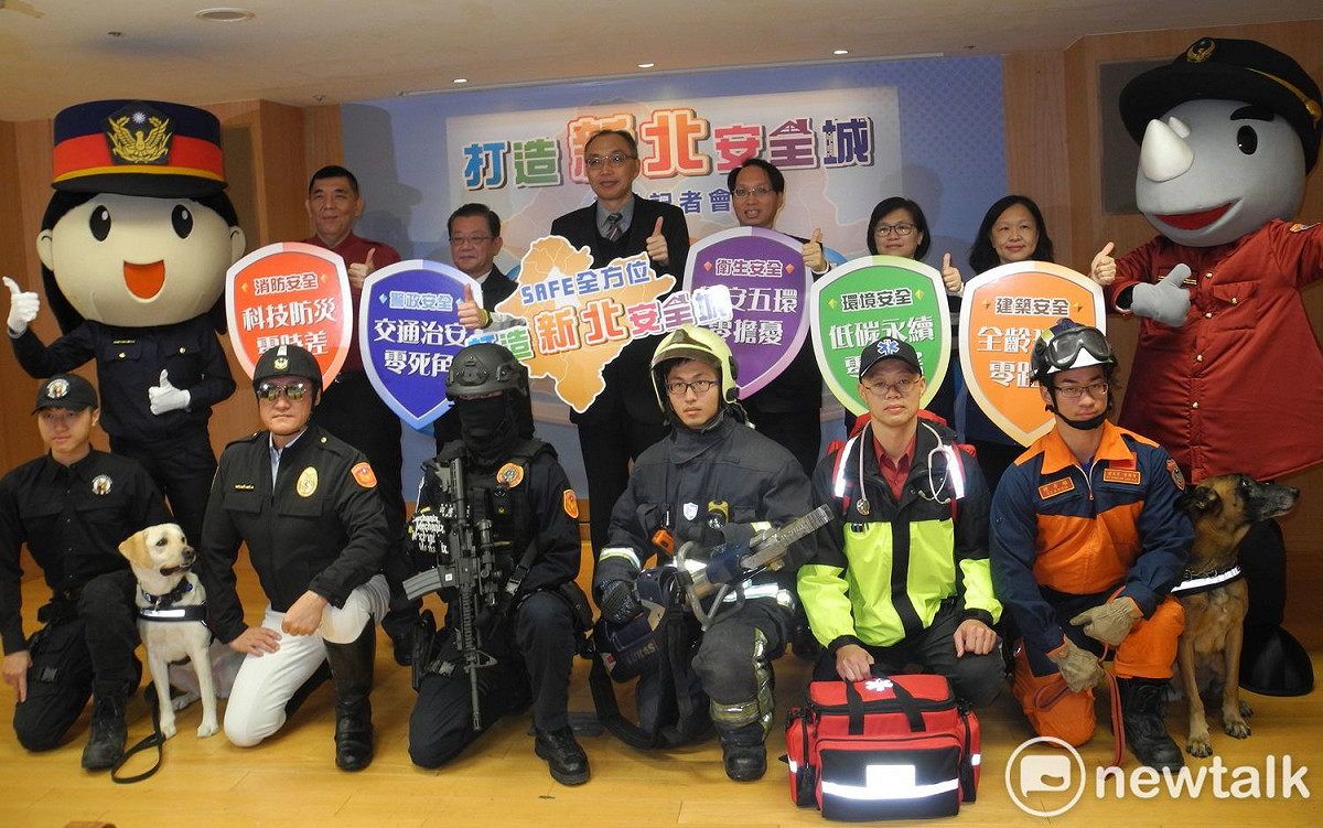 新北市副市長謝政達 (後排中)率相關局處宣布「SAFE全方位打造新北安全城」方案，明天舉辦消防、警政、環境、衛生及建築等五大公安聯合演練。 圖：王峻昌/攝