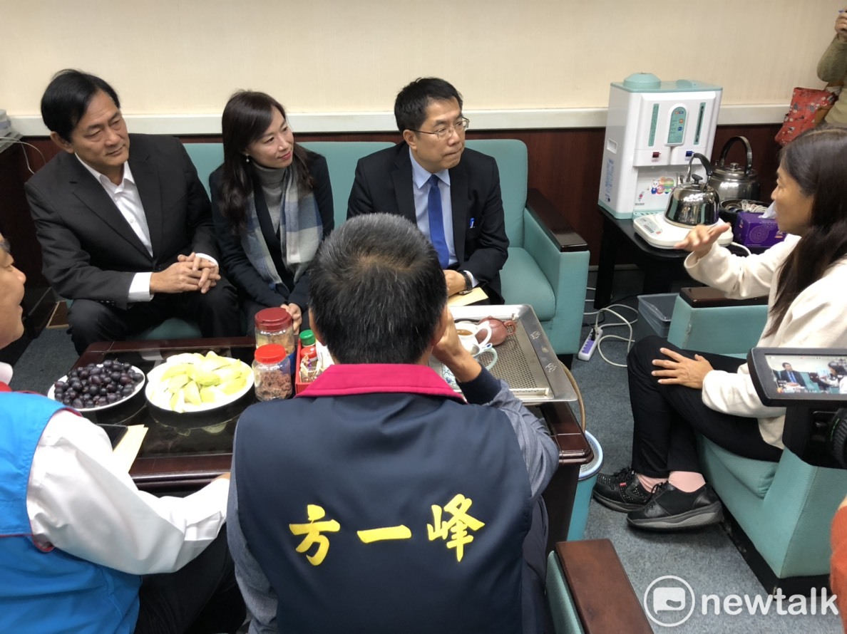 台南市長黃偉哲首次出席台南市議會大會，會前先拜會議會黨團。 圖 : 黃博郎/攝