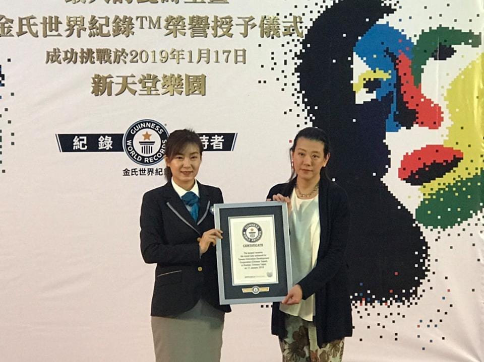 花蓮新天堂樂園外牆以174萬瓷磚拚湊成，被金氏世界紀錄認證為全世界最大瓷磚壁畫。 圖：翻攝新天堂樂園臉書