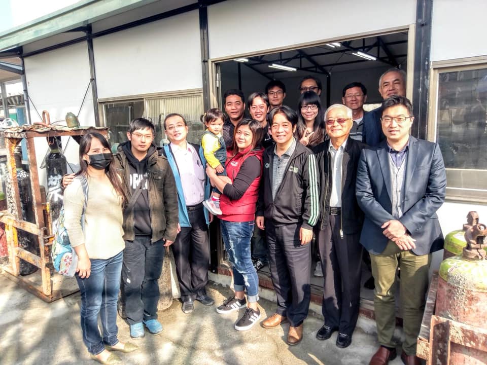 前行政院長賴清德今（18）早和維冠大樓都更會理事長楊寧廷，以及住戶一起去看維冠大樓重建的進度。 圖：擷自賴清德臉書