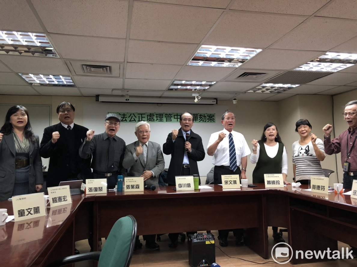 本土社團今（18）日在記者會高呼「依法撤職管中閔」的口號，希望蔡政府「硬」起來，不要把責任推給公懲會。 圖：謝莉慧/攝
