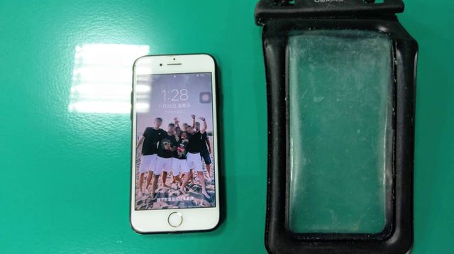 在海上漂流兩個月的iPhone7竟還能正常使用。 圖：大園分局/提供