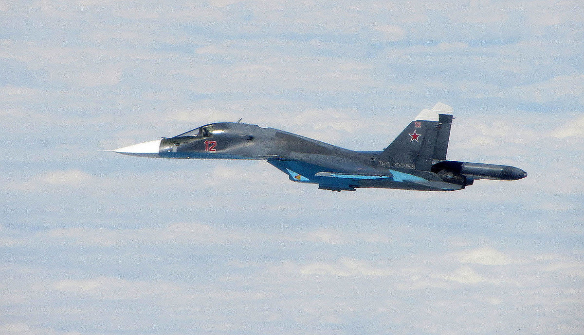 俄羅斯國防部證實，今（18）日上午2架Su-34戰鬥轟炸機進行飛行演練時，卻在日本海上空發生碰撞事故，機組人員跳傘逃生，目前正在搜救中。 圖：維基百科／擷取