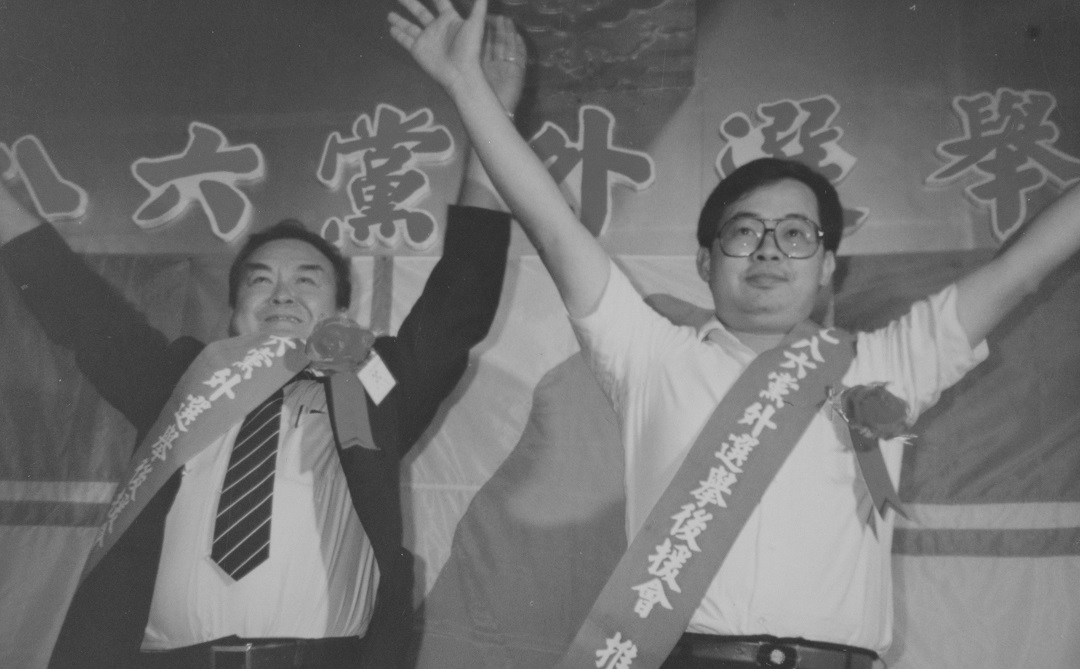 余政憲（右）和邱連輝被「1986黨外選舉後援會」提名參選第五選區高雄縣、屏東縣、澎湖縣立委。 圖：邱萬興／攝
