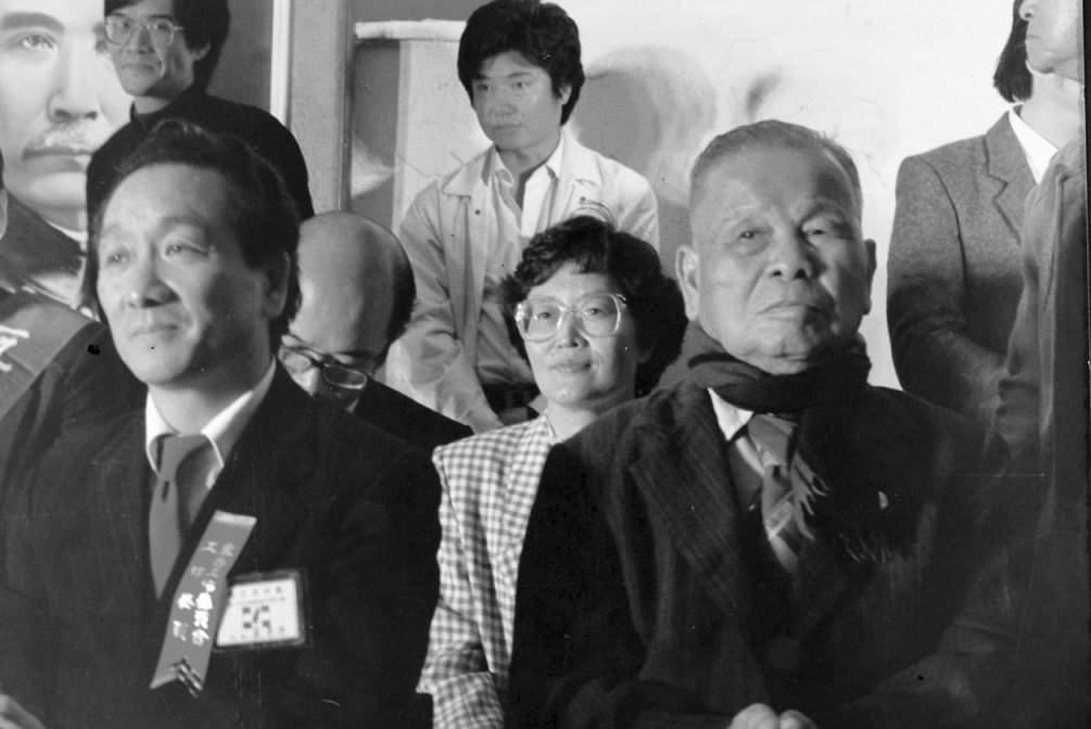 1987年起民進黨召開全國黨員代表大會都會來參加，余登發老縣長（前右）總是諄諄教誨。 圖：邱萬興／攝