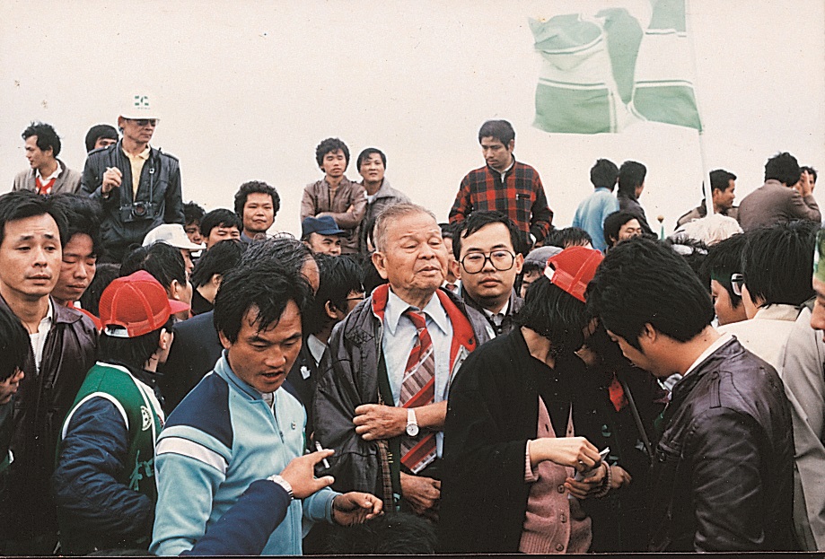 余登發老縣長由孫子余政憲陪同，帶領「萬人民主行軍」從中壢步行三個多小時，走十幾公里到桃園機場現場，要迎接許信良闖關回台。
 圖：邱萬興／攝