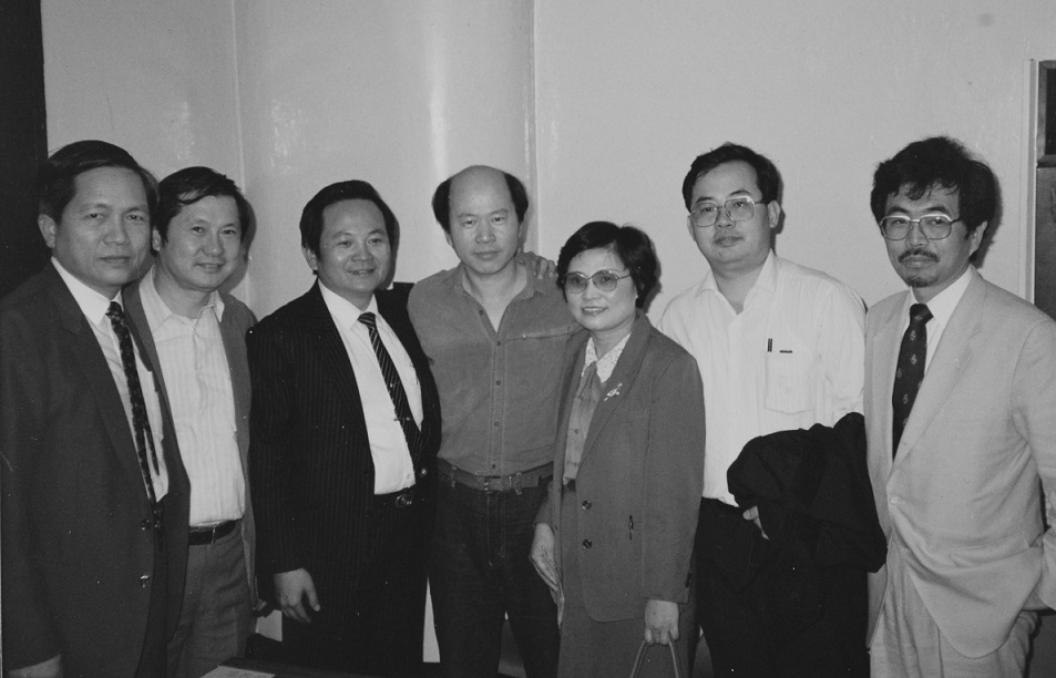 1988年2月11日，前桃園縣長許信良（中）持菲國假名護照，試圖從馬尼拉機場再度闖關返台，不幸被菲律賓政府識破，當場遭到拘留，左起張貴木、顏錦福、吳哲朗、許榮淑、余政憲前往菲律賓探望獄中的許信良，菲國移民局經兩次公聽會後，被關18天的許信良，在2月29日遭遣送回美。 圖：張富忠／提供