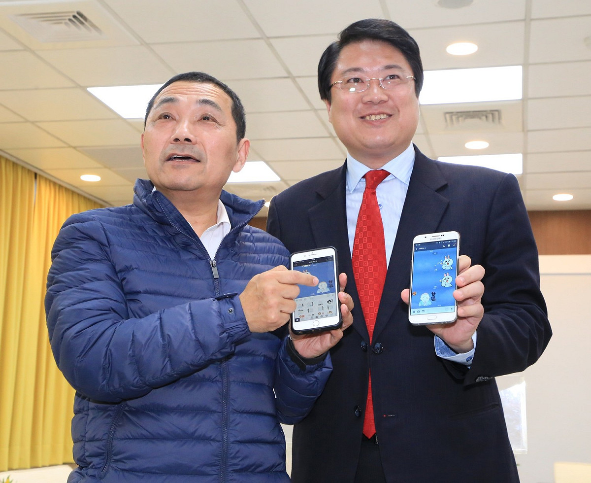 基隆市長林右昌與新北市長侯友宜今（18）日會面，雙方更在會談結束後互加通訊軟體line，以便日後各項議題更快速溝通。 圖：基隆市政府