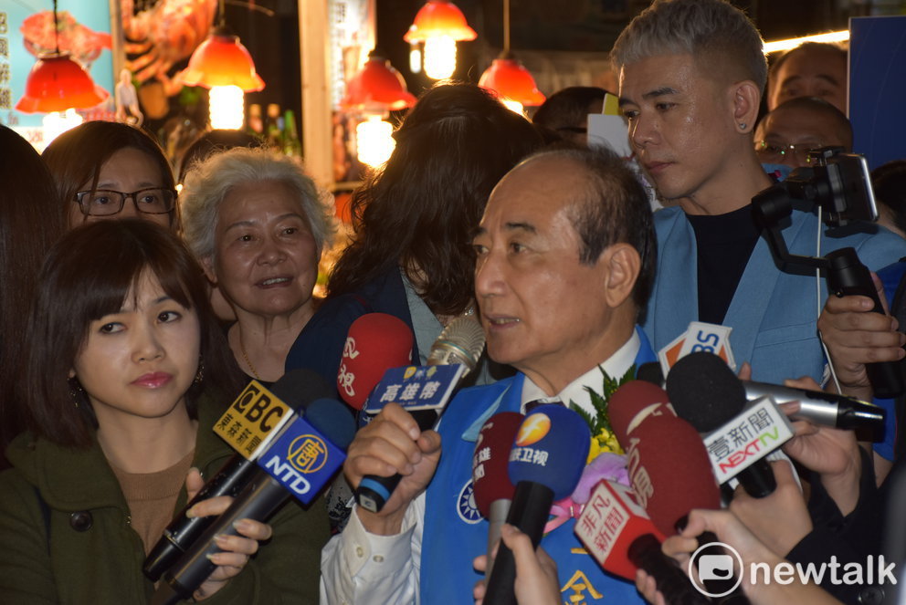 王金平在六合夜市被媒體包圍。 圖：孫家銘／攝