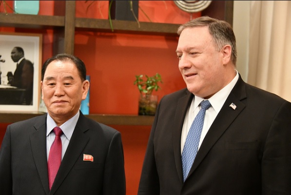 朝鮮首席談判代表、統一戰線部部長金英哲（左）18日拜會美國務卿蓬佩奧，商討川金二會事宜。 圖：翻攝美國務院