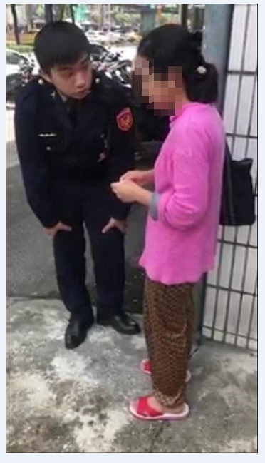 新北市勞工局查察人員視察阿娣的過程中，屢遭雇主家屬攔阻，直到警員到場關心才成功視察，並將阿娣帶離雇主家。 圖：新北市勞工局提供