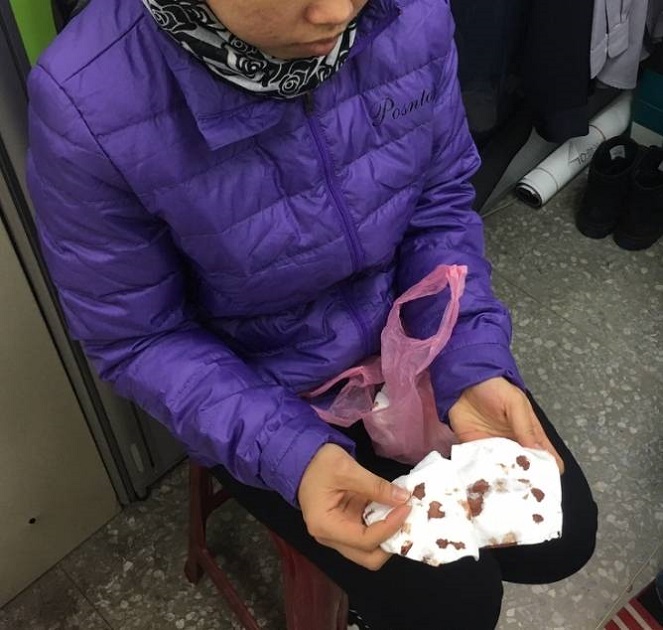 阿娣將受雇主施暴後的證據收集起來，交給新北市勞工局的外勞查察員。 圖：新北市勞工局提供