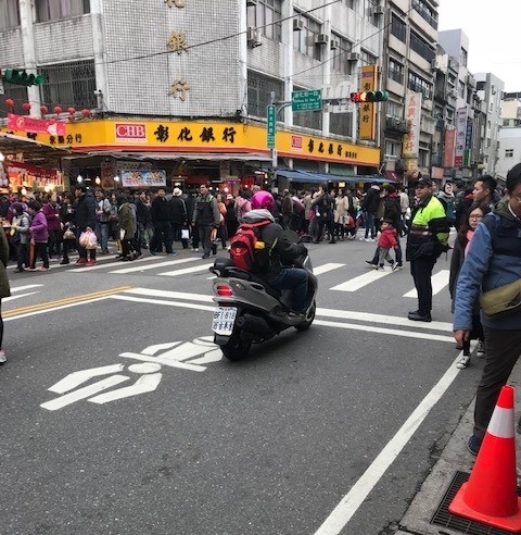 年關將近，金融交易較為頻繁、數額也較為龐大，內政部表示，警方也提供民眾免費護鈔服務，有需求的民眾可申請。圖為台北市迪化年貨大街。 圖：警察局/提供