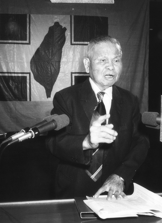 1988年11月，黃信介先生上任民進黨第三屆黨主席，余登發老縣長特地準備手稿致歡迎詞，希望信介先生能帶領民進黨邁向執政之路。 圖：邱萬興／攝