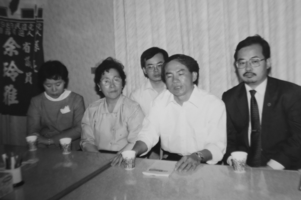 余陳月瑛縣長天天為高雄縣務奔波不息，如今又遭逢老縣長的命案，再加上國民黨蓄意醜化打擊。他終於忍不住心酸的眼淚，林義雄律師到高雄慰問余家。 圖：余玲雅／提供