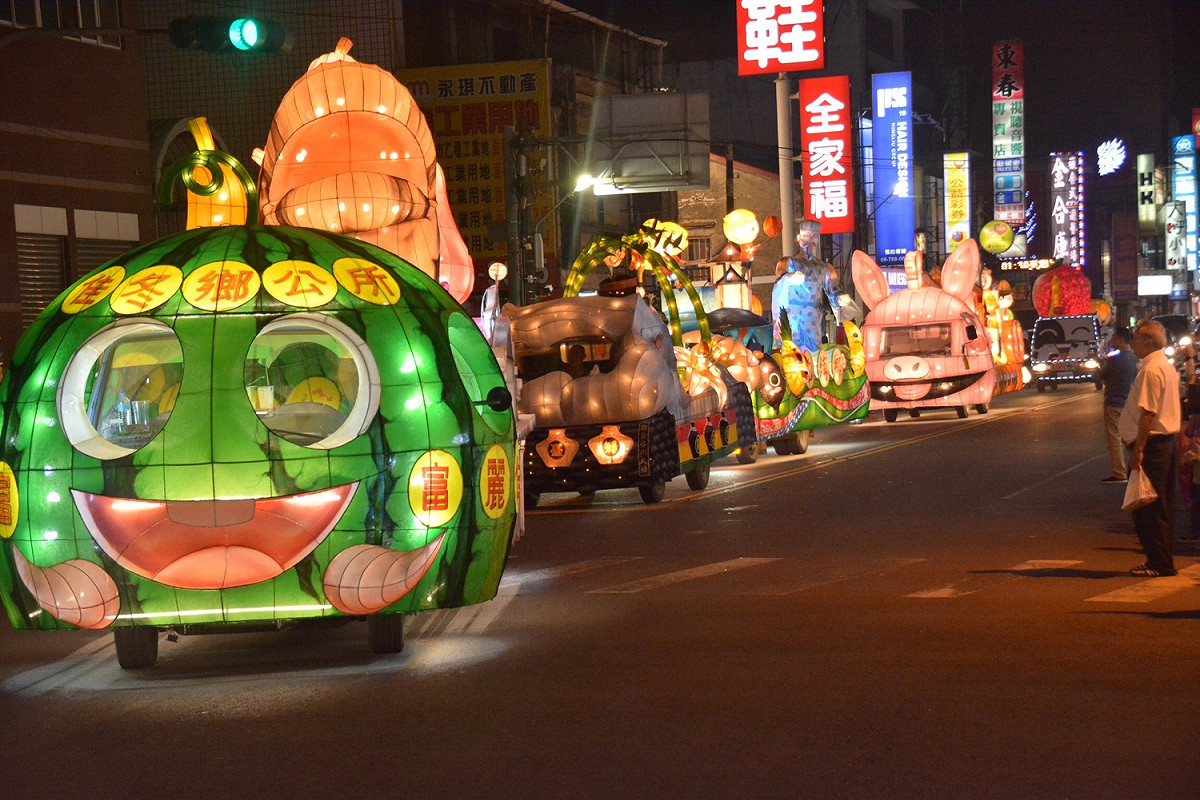 屏東縣政府今（19）日舉辦第2場鄉鎮市花燈車遊行活動。 圖：屏東縣政府提供