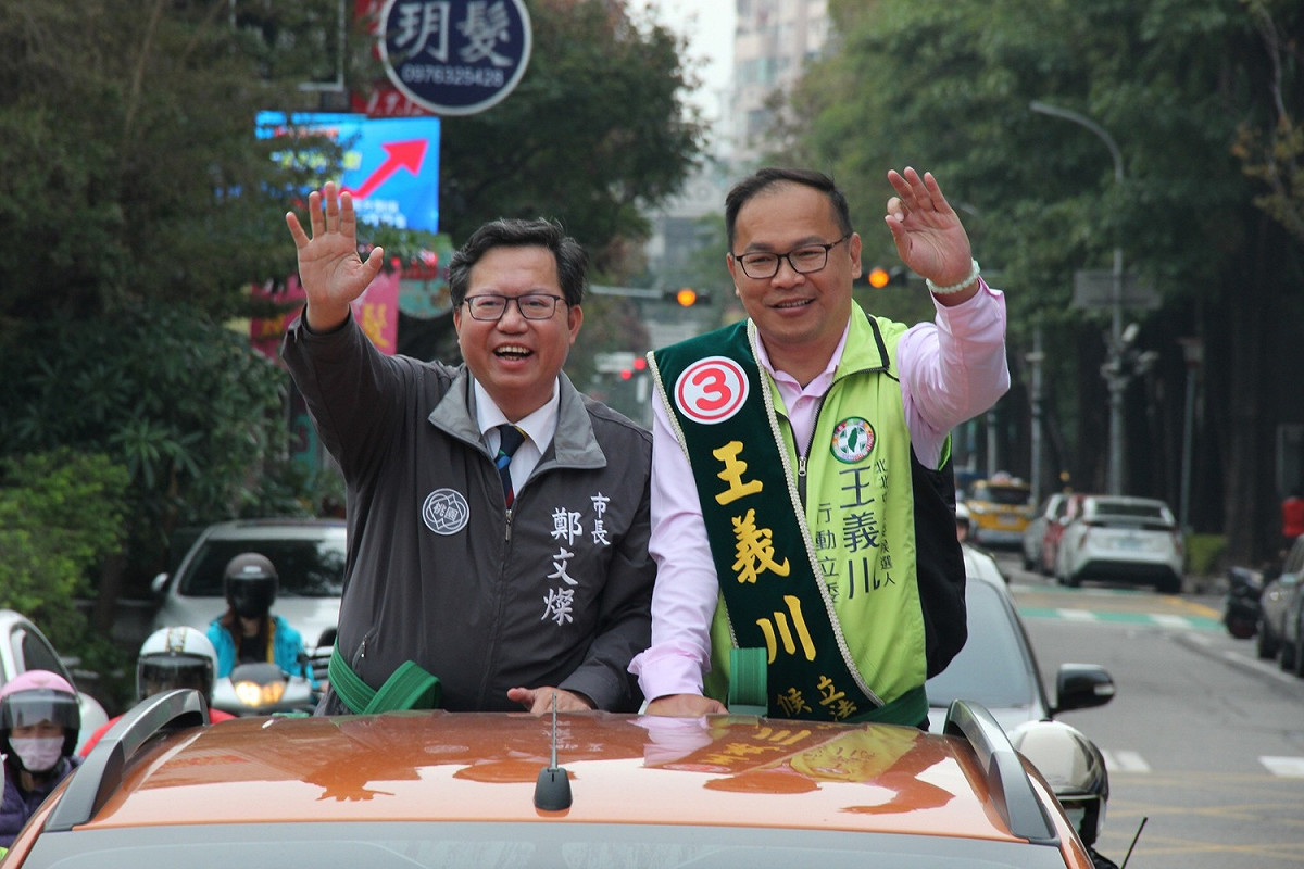 鄭文燦陪同王義川車隊掃街。 圖：王義川競選總部/提供
