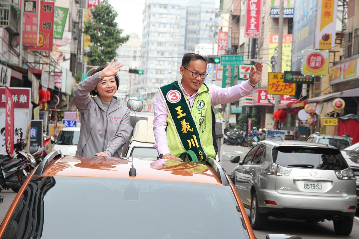 何欣純陪同王義川車隊掃街。 圖：王義川競選總部/提供