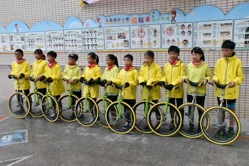 挑戰環島的翁園國小11位獨輪車小勇土。 圖  :  孫家銘／攝