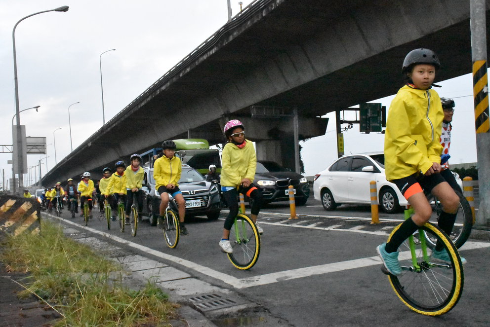 翁園國小獨輪車隊踏上千里環島征途。 圖  :  孫家銘／攝