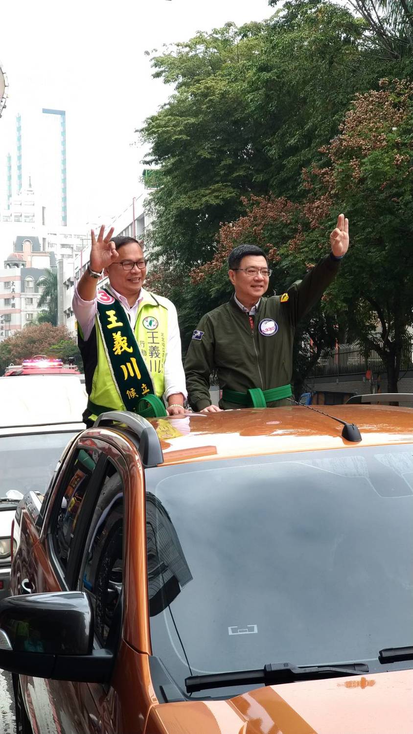 民進黨主席卓榮泰與王義川一同掃街拜票。 圖：民進黨中央/提供