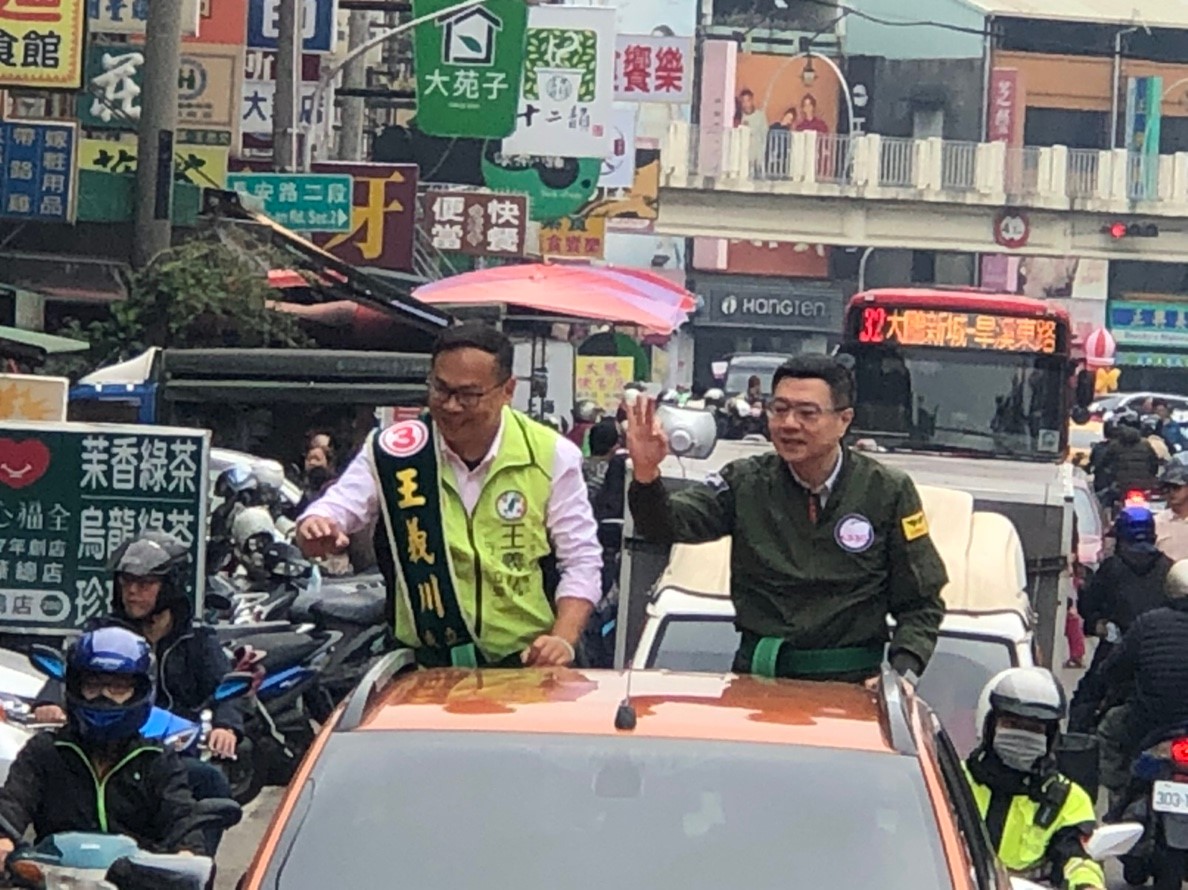 民進黨主席卓榮泰陪同王義川車隊掃街。 圖：王義川競選總部/提供