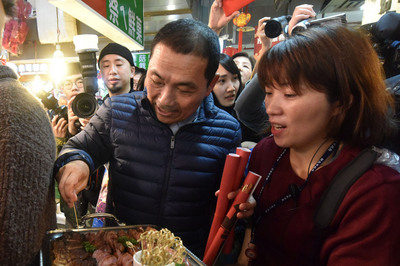 新北市長侯友宜（前左）20日視察市場並向民眾及攤商
拜年，媒體詢及有台商自爆從大陸偷渡回來，表達偷渡
是非洲豬瘟防疫上很大一個漏洞，侯友宜表示，所有的
防疫管道都應嚴防。 圖：中央社