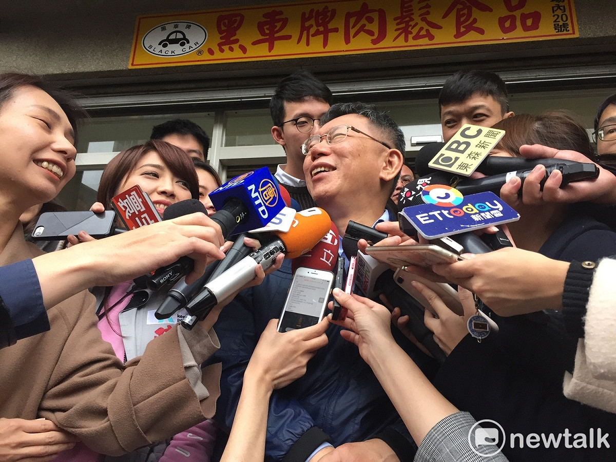 台北市長柯文哲今（20）天下午陪同「柯家軍」候選人陳思宇在大同區掃街拜票。 圖：趙婉淳／攝