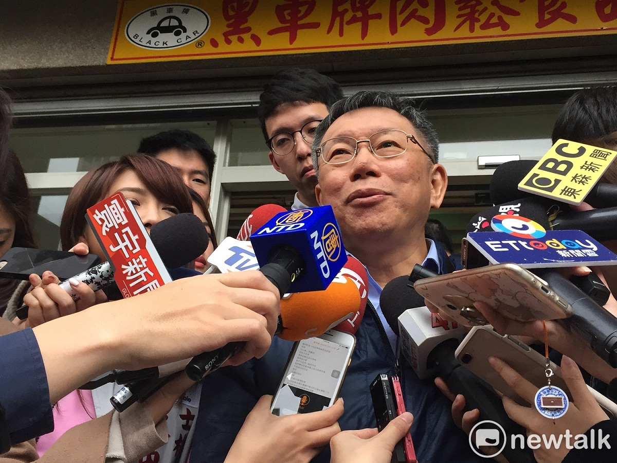 台北市長柯文哲下午陪同「柯家軍」候選人陳思宇在大同區掃街拜票。 圖：趙婉淳／攝