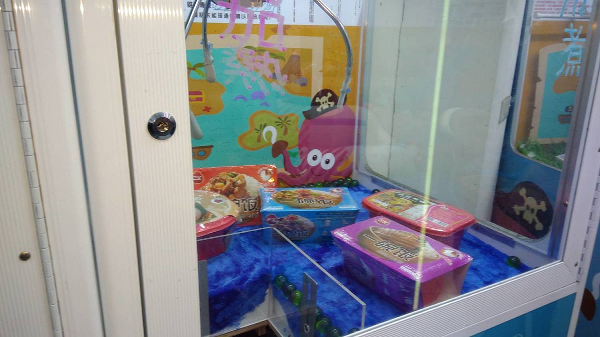 淡水區的一台夾娃娃機，以大陸肉製品的波微食品供客人夾取，是被查獲夾娃娃機涉嫌違反動物傳染病條例的首例。 
 圖：新北市非洲豬瘟災害應變中心提供